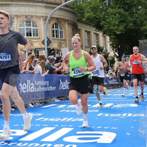 29.06.2025 - hella hamburg halbmarathon Strokosch-Dieckow http://msf.ph/oto/8249031 29.06.2025 10:39:44 Ziel 1358, 1975, 2525, 2573, 4398, 4888, 6149, 11284, 11714, 13190, 14204, 15094, 15435, 15744, 15813, 16580, 16761, 17005, 17425, 17792, 18013 meine-sportfotos.de