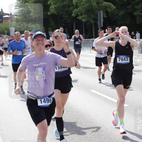 29.06.2025 - hella hamburg halbmarathon Jannik Wohlers http://msf.ph/oto/8249079 29.06.2025 09:55:52 Lombardsbrücke 1061, 1452, 1499, 1502, 1592, 2083, 2504, 3060, 4077, 5482, 5600, 5607, 6115, 6168, 6511, 6512, 7178, 7332, 7583, 7943, 8335, 8514, 8968, 8989, 8996, 9246, 9537, 9994, 10596, 11124, 11467, 12523, 12779, 12870, 12875, 13007, 13159, 13463, 13812, 13875, 13948, 14928, 15090, 15157, 15384, 15714, 15829, 15868, 15899, 16149, 16369, 16477, 16623, 16877, 16891, 16986, 17127, 17131, 17282, 17962, 18021 meine-sportfotos.de