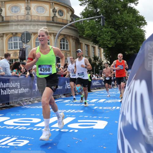 29.06.2025 - hella hamburg halbmarathon Strokosch-Dieckow http://msf.ph/oto/8249081 29.06.2025 10:39:44 Ziel 1358, 1975, 2525, 2573, 4398, 4888, 6149, 11284, 11714, 13190, 14204, 15094, 15435, 15744, 15813, 16580, 16761, 17005, 17425, 17792, 18013 meine-sportfotos.de
