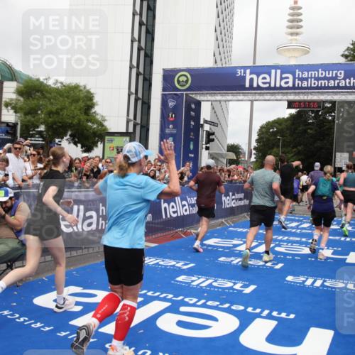 29.06.2025 - hella hamburg halbmarathon Michael Strokosch http://msf.ph/oto/8249148 29.06.2025 10:57:55 Ziel 1972, 2034, 2806, 2883, 5391, 7138, 7269, 9820, 10599, 10703, 11394, 12440, 12523, 13376, 14737, 15349, 16517, 17543, 18492, 18727 meine-sportfotos.de