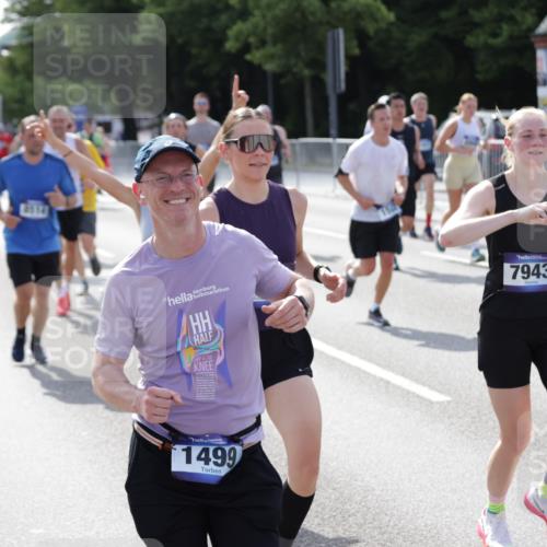 29.06.2025 - hella hamburg halbmarathon Jannik Wohlers http://msf.ph/oto/8249156 29.06.2025 09:55:52 Lombardsbrücke 1061, 1452, 1499, 1502, 1592, 2083, 2504, 3060, 4077, 5482, 5600, 5607, 6115, 6168, 6511, 6512, 7178, 7332, 7583, 7943, 8335, 8514, 8968, 8989, 8996, 9246, 9537, 9994, 10596, 11124, 11467, 12523, 12779, 12870, 12875, 13007, 13159, 13463, 13812, 13875, 13948, 14928, 15090, 15157, 15384, 15714, 15829, 15868, 15899, 16149, 16369, 16477, 16623, 16877, 16891, 16986, 17127, 17131, 17282, 17962, 18021 meine-sportfotos.de