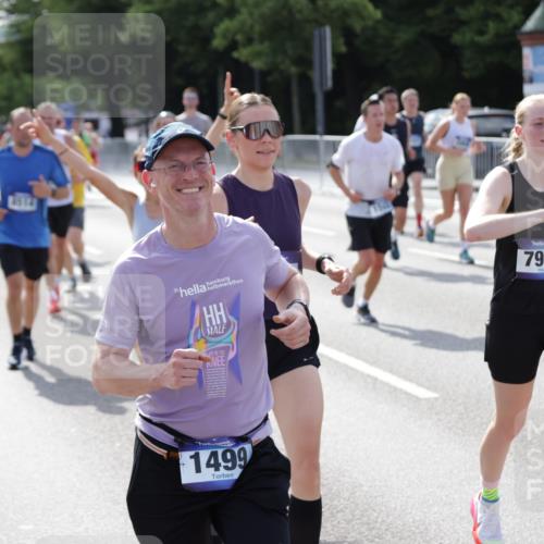 29.06.2025 - hella hamburg halbmarathon Jannik Wohlers http://msf.ph/oto/8249166 29.06.2025 09:55:52 Lombardsbrücke 1061, 1452, 1499, 1502, 1592, 2083, 2504, 3060, 4077, 5482, 5600, 5607, 6115, 6168, 6511, 6512, 7178, 7332, 7583, 7943, 8335, 8514, 8968, 8989, 8996, 9246, 9537, 9994, 10596, 11124, 11467, 12523, 12779, 12870, 12875, 13007, 13159, 13463, 13812, 13875, 13948, 14928, 15090, 15157, 15384, 15714, 15829, 15868, 15899, 16149, 16369, 16477, 16623, 16877, 16891, 16986, 17127, 17131, 17282, 17962, 18021 meine-sportfotos.de
