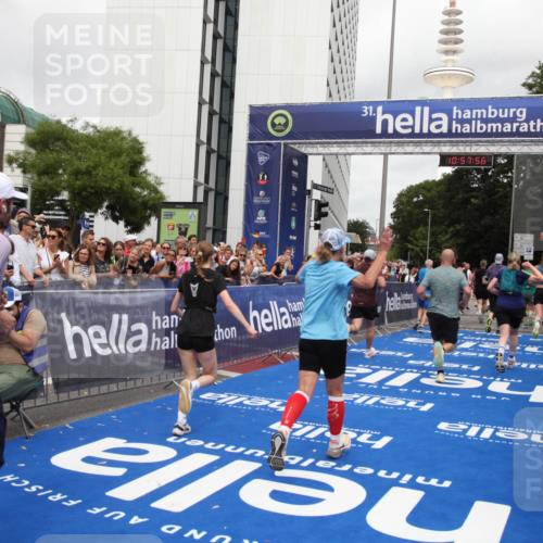 29.06.2025 - hella hamburg halbmarathon Michael Strokosch http://msf.ph/oto/8249186 29.06.2025 10:57:55 Ziel 1972, 2034, 2806, 2883, 5391, 7138, 7269, 9820, 10599, 10703, 11394, 12440, 12523, 13376, 14737, 15349, 16517, 17543, 18492, 18727 meine-sportfotos.de