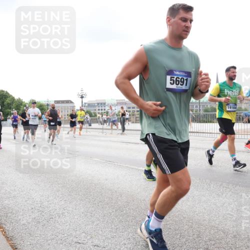 29.06.2025 - hella hamburg halbmarathon Lena Gebhardt http://msf.ph/oto/8249210 29.06.2025 10:34:05 Lombardsbrücke 1189, 1275, 1417, 1672, 1705, 1787, 1896, 2265, 2342, 2464, 2482, 2496, 2510, 2511, 2526, 2801, 2933, 3145, 3170, 3264, 3340, 3345, 3560, 3829, 3848, 4361, 4433, 4449, 4479, 4696, 4807, 4824, 4826, 4942, 5075, 5096, 5141, 5557, 5561, 5566, 5569, 5584, 5691, 5821, 5822, 5887, 6105, 6109, 6364, 6515, 6516, 6574, 6854, 6956, 7027, 7324, 7329, 7565, 7653, 8157, 8202, 8277, 8282, 8349, 8375, 8377, 8383, 8401, 8965, 9094, 9799, 9875, 9995, 10007, 10071, 10360, 10561, 10564 meine-sportfotos.de