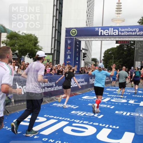 29.06.2025 - hella hamburg halbmarathon Michael Strokosch http://msf.ph/oto/8249227 29.06.2025 10:57:56 Ziel 2034, 2806, 2883, 3575, 5391, 7138, 7159, 7269, 9820, 10599, 10703, 11394, 12523, 13376, 14737, 14881, 15349, 16517, 17543, 18492 meine-sportfotos.de