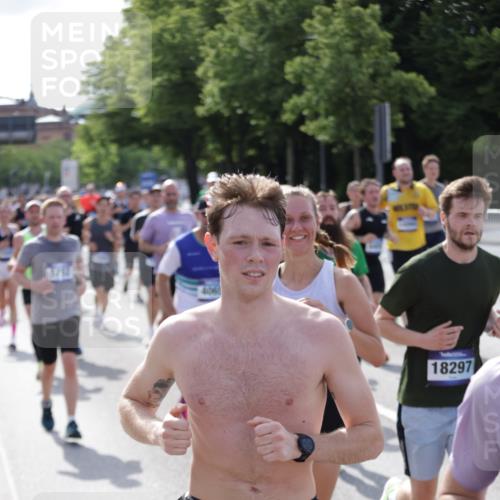 29.06.2025 - hella hamburg halbmarathon Jannik Wohlers http://msf.ph/oto/8249253 29.06.2025 09:56:10 Lombardsbrücke 1452, 1460, 1496, 1628, 1877, 2058, 2082, 2208, 2771, 2953, 2996, 3256, 3296, 4065, 4404, 4711, 4833, 5482, 5978, 6286, 6511, 6512, 6561, 6562, 7383, 7475, 7583, 8261, 8361, 8996, 9597, 9638, 9695, 9752, 9793, 9820, 10508, 10891, 11018, 11124, 11231, 11455, 11459, 11809, 11961, 12490, 12545, 12584, 13211, 13394, 13688, 14198, 14286, 14408, 14990, 14994, 15090, 15149, 15427, 16375 meine-sportfotos.de