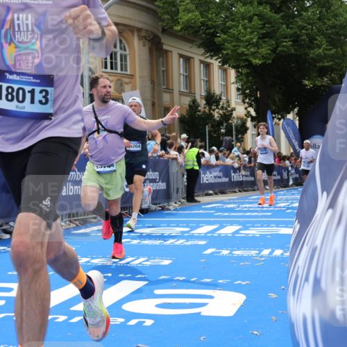 29.06.2025 - hella hamburg halbmarathon Strokosch-Dieckow http://msf.ph/oto/8249259 29.06.2025 10:39:48 Ziel 1603, 1975, 2525, 2563, 2573, 4766, 6149, 7981, 8574, 11714, 13190, 14204, 15435, 15744, 15813, 16580, 17005, 17792, 18013 meine-sportfotos.de