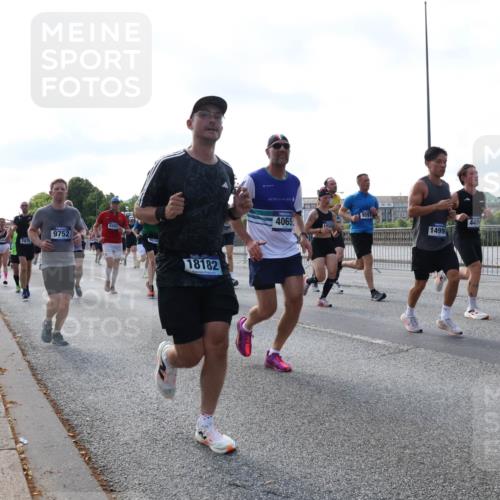 29.06.2025 - hella hamburg halbmarathon Lena Gebhardt http://msf.ph/oto/8249269 29.06.2025 09:56:38 Lombardsbrücke 1452, 1460, 1496, 1499, 1592, 1628, 1833, 1877, 2013, 2058, 2082, 2208, 2378, 2396, 2771, 2878, 2953, 2996, 3256, 3296, 3310, 3652, 4065, 4077, 4377, 4404, 4635, 4711, 4833, 4897, 5169, 5194, 5482, 5600, 5607, 5839, 5978, 6033, 6168, 6286, 6377, 6511, 6512, 6561, 6562, 7176, 7178, 7383, 7475, 7583, 7943, 8261, 8361, 8514, 8572, 8587, 8618, 8661, 8710, 8863, 8921, 8968, 8996, 9082, 9246, 9537, 9597, 9638, 10596 meine-sportfotos.de