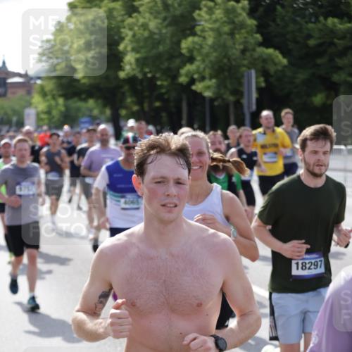 29.06.2025 - hella hamburg halbmarathon Jannik Wohlers http://msf.ph/oto/8249279 29.06.2025 09:56:10 Lombardsbrücke 1452, 1460, 1496, 1628, 1877, 2058, 2082, 2208, 2771, 2953, 2996, 3256, 3296, 4065, 4404, 4711, 4833, 5482, 5978, 6286, 6511, 6512, 6561, 6562, 7383, 7475, 7583, 8261, 8361, 8996, 9597, 9638, 9695, 9752, 9793, 9820, 10508, 10891, 11018, 11124, 11231, 11455, 11459, 11809, 11961, 12490, 12545, 12584, 13211, 13394, 13688, 14198, 14286, 14408, 14990, 14994, 15090, 15149, 15427, 16375 meine-sportfotos.de