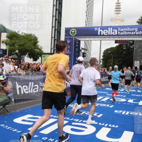 29.06.2025 - hella hamburg halbmarathon Michael Strokosch http://msf.ph/oto/8249286 29.06.2025 10:57:56 Ziel 2034, 2806, 2883, 3575, 5391, 7138, 7159, 7269, 9820, 10599, 10703, 11394, 12523, 13376, 14737, 14881, 15349, 16517, 17543, 18492 meine-sportfotos.de