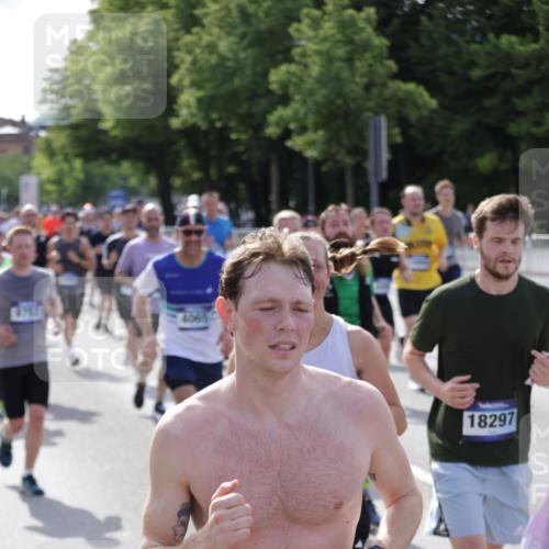 29.06.2025 - hella hamburg halbmarathon Jannik Wohlers http://msf.ph/oto/8249290 29.06.2025 09:56:10 Lombardsbrücke 1452, 1460, 1496, 1628, 1877, 2058, 2082, 2208, 2771, 2953, 2996, 3256, 3296, 4065, 4404, 4711, 4833, 5482, 5978, 6286, 6511, 6512, 6561, 6562, 7383, 7475, 7583, 8261, 8361, 8996, 9597, 9638, 9695, 9752, 9793, 9820, 10508, 10891, 11018, 11124, 11231, 11455, 11459, 11809, 11961, 12490, 12545, 12584, 13211, 13394, 13688, 14198, 14286, 14408, 14990, 14994, 15090, 15149, 15427, 16375 meine-sportfotos.de