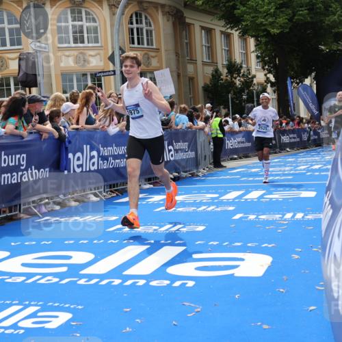 29.06.2025 - hella hamburg halbmarathon Strokosch-Dieckow http://msf.ph/oto/8249303 29.06.2025 10:39:50 Ziel 1603, 1975, 2525, 2563, 2573, 3626, 4766, 6149, 7981, 8467, 8574, 11714, 13190, 14204, 15421, 15744, 15813, 17005, 17792, 18013 meine-sportfotos.de