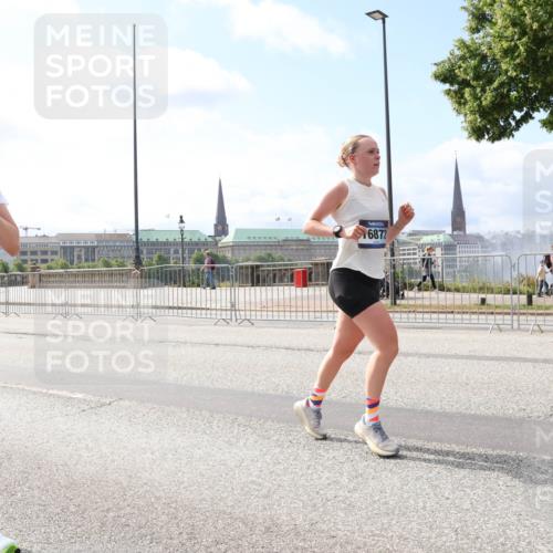 29.06.2025 - hella hamburg halbmarathon Lena Gebhardt http://msf.ph/oto/8249314 29.06.2025 10:10:17 Lombardsbrücke 1052, 1548, 1573, 3921, 4592, 5182, 5440, 5511, 7042, 7058, 7081, 7333, 7636, 7685, 8219, 8890, 9150, 9366, 9434, 9674, 9781, 9816, 10036, 10943, 11027, 11180, 12008, 12567, 13797, 13901, 14679, 14822, 15409, 16166, 16191, 16344, 16445, 16455, 16639, 16872, 17148, 17730, 17899, 18196, 18707, 19023 meine-sportfotos.de