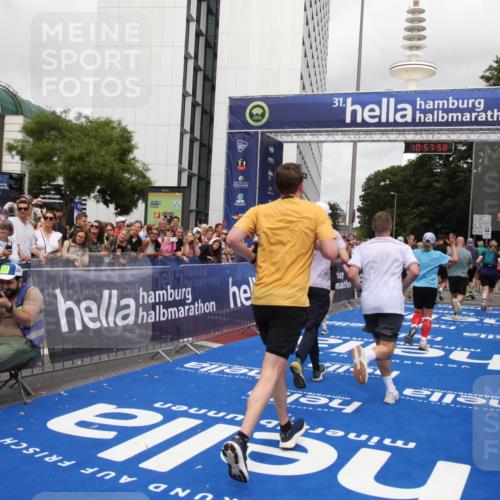 29.06.2025 - hella hamburg halbmarathon Michael Strokosch http://msf.ph/oto/8249330 29.06.2025 10:57:57 Ziel 2025, 2034, 2806, 2883, 3093, 3575, 7138, 7159, 7189, 7269, 9820, 10599, 10703, 11394, 12523, 13376, 14881, 15349, 16517, 17543, 18492 meine-sportfotos.de
