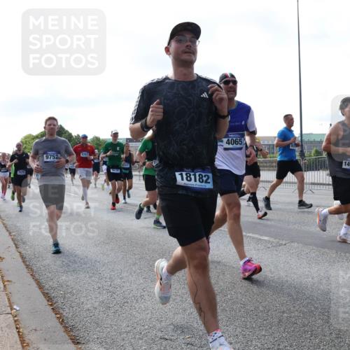 29.06.2025 - hella hamburg halbmarathon Lena Gebhardt http://msf.ph/oto/8249337 29.06.2025 09:56:38 Lombardsbrücke 1452, 1460, 1496, 1499, 1592, 1628, 1833, 1877, 2013, 2058, 2082, 2208, 2378, 2396, 2771, 2878, 2953, 2996, 3256, 3296, 3310, 3652, 4065, 4077, 4377, 4404, 4635, 4711, 4833, 4897, 5169, 5194, 5482, 5600, 5607, 5839, 5978, 6033, 6168, 6286, 6377, 6511, 6512, 6561, 6562, 7176, 7178, 7383, 7475, 7583, 7943, 8261, 8361, 8514, 8572, 8587, 8618, 8661, 8710, 8863, 8921, 8968, 8996, 9082, 9246, 9537, 9597, 9638, 10596 meine-sportfotos.de