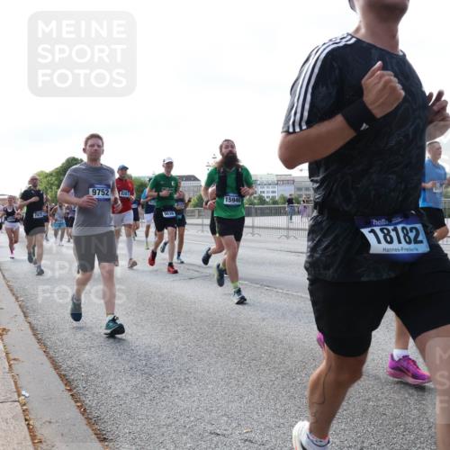 29.06.2025 - hella hamburg halbmarathon Lena Gebhardt http://msf.ph/oto/8249430 29.06.2025 09:56:38 Lombardsbrücke 1452, 1460, 1496, 1499, 1592, 1628, 1833, 1877, 2013, 2058, 2082, 2208, 2378, 2396, 2771, 2878, 2953, 2996, 3256, 3296, 3310, 3652, 4065, 4077, 4377, 4404, 4635, 4711, 4833, 4897, 5169, 5194, 5482, 5600, 5607, 5839, 5978, 6033, 6168, 6286, 6377, 6511, 6512, 6561, 6562, 7176, 7178, 7383, 7475, 7583, 7943, 8261, 8361, 8514, 8572, 8587, 8618, 8661, 8710, 8863, 8921, 8968, 8996, 9082, 9246, 9537, 9597, 9638, 10596 meine-sportfotos.de