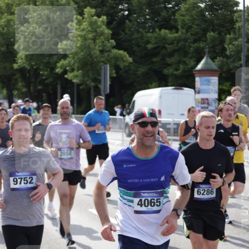 29.06.2025 - hella hamburg halbmarathon Jannik Wohlers http://msf.ph/oto/8249446 29.06.2025 09:56:11 Lombardsbrücke 1460, 1496, 1628, 1877, 2013, 2058, 2082, 2208, 2378, 2771, 2953, 2996, 3256, 3296, 4065, 4404, 4711, 4833, 5978, 6286, 6511, 6512, 6561, 6562, 7383, 7475, 8261, 8361, 8587, 8618, 9597, 9638, 9695, 9752, 9793, 9820, 10508, 10891, 11018, 11124, 11231, 11455, 11459, 11809, 11961, 12490, 12545, 12584, 13211, 13394, 13688, 14198, 14286, 14408, 14990, 14994, 15149, 15427, 15818, 16375 meine-sportfotos.de