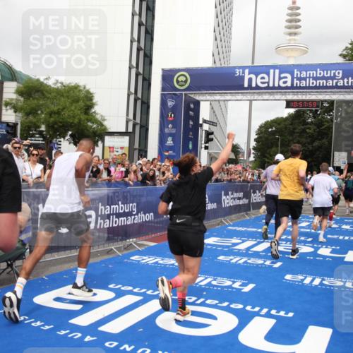 29.06.2025 - hella hamburg halbmarathon Michael Strokosch http://msf.ph/oto/8249455 29.06.2025 10:57:58 Ziel 2025, 2806, 2883, 3093, 3575, 7138, 7159, 7189, 7269, 9820, 10703, 11394, 12523, 13376, 14881, 15349, 16517, 17543, 18492 meine-sportfotos.de