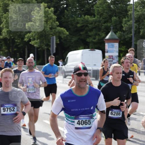 29.06.2025 - hella hamburg halbmarathon Jannik Wohlers http://msf.ph/oto/8249488 29.06.2025 09:56:11 Lombardsbrücke 1460, 1496, 1628, 1877, 2013, 2058, 2082, 2208, 2378, 2771, 2953, 2996, 3256, 3296, 4065, 4404, 4711, 4833, 5978, 6286, 6511, 6512, 6561, 6562, 7383, 7475, 8261, 8361, 8587, 8618, 9597, 9638, 9695, 9752, 9793, 9820, 10508, 10891, 11018, 11124, 11231, 11455, 11459, 11809, 11961, 12490, 12545, 12584, 13211, 13394, 13688, 14198, 14286, 14408, 14990, 14994, 15149, 15427, 15818, 16375 meine-sportfotos.de