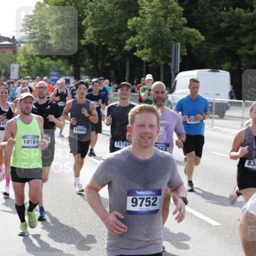 29.06.2025 - hella hamburg halbmarathon Jannik Wohlers http://msf.ph/oto/8249534 29.06.2025 09:56:12 Lombardsbrücke 1460, 1496, 1628, 1833, 1877, 2013, 2058, 2082, 2208, 2378, 2771, 2953, 2996, 3256, 3296, 4065, 4404, 4711, 4833, 5839, 5978, 6286, 6511, 6512, 6561, 6562, 7383, 7475, 8261, 8361, 8587, 8618, 8921, 9597, 9638, 9695, 9752, 9793, 9820, 10508, 10891, 11018, 11124, 11231, 11455, 11459, 11809, 11961, 12490, 12545, 12584, 13211, 13394, 13688, 14198, 14286, 14408, 14526, 14990, 14994, 15149, 15427, 15818, 16375 meine-sportfotos.de