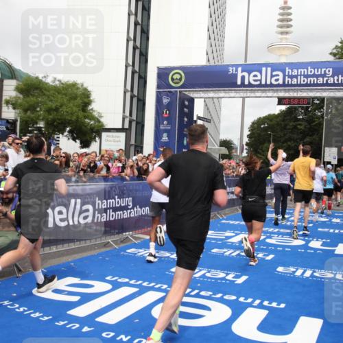29.06.2025 - hella hamburg halbmarathon Michael Strokosch http://msf.ph/oto/8249546 29.06.2025 10:57:58 Ziel 2025, 2806, 2883, 3093, 3575, 7138, 7159, 7189, 7269, 9820, 10703, 11394, 12523, 13376, 14881, 15349, 16517, 17543, 18492 meine-sportfotos.de