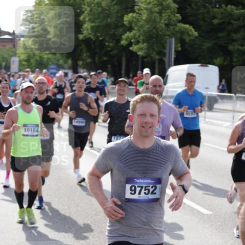 29.06.2025 - hella hamburg halbmarathon Jannik Wohlers http://msf.ph/oto/8249580 29.06.2025 09:56:12 Lombardsbrücke 1460, 1496, 1628, 1833, 1877, 2013, 2058, 2082, 2208, 2378, 2771, 2953, 2996, 3256, 3296, 4065, 4404, 4711, 4833, 5839, 5978, 6286, 6511, 6512, 6561, 6562, 7383, 7475, 8261, 8361, 8587, 8618, 8921, 9597, 9638, 9695, 9752, 9793, 9820, 10508, 10891, 11018, 11124, 11231, 11455, 11459, 11809, 11961, 12490, 12545, 12584, 13211, 13394, 13688, 14198, 14286, 14408, 14526, 14990, 14994, 15149, 15427, 15818, 16375 meine-sportfotos.de