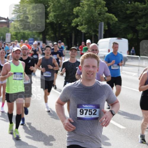 29.06.2025 - hella hamburg halbmarathon Jannik Wohlers http://msf.ph/oto/8249620 29.06.2025 09:56:12 Lombardsbrücke 1460, 1496, 1628, 1833, 1877, 2013, 2058, 2082, 2208, 2378, 2771, 2953, 2996, 3256, 3296, 4065, 4404, 4711, 4833, 5839, 5978, 6286, 6511, 6512, 6561, 6562, 7383, 7475, 8261, 8361, 8587, 8618, 8921, 9597, 9638, 9695, 9752, 9793, 9820, 10508, 10891, 11018, 11124, 11231, 11455, 11459, 11809, 11961, 12490, 12545, 12584, 13211, 13394, 13688, 14198, 14286, 14408, 14526, 14990, 14994, 15149, 15427, 15818, 16375 meine-sportfotos.de