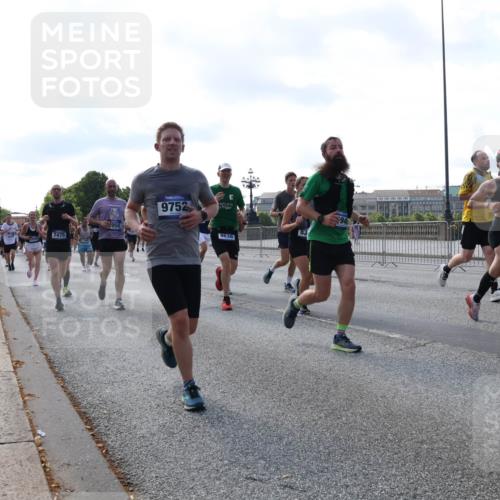 29.06.2025 - hella hamburg halbmarathon Lena Gebhardt http://msf.ph/oto/8249627 29.06.2025 09:56:39 Lombardsbrücke 1452, 1460, 1496, 1499, 1592, 1628, 1833, 1877, 2013, 2058, 2074, 2082, 2208, 2340, 2378, 2396, 2771, 2878, 2953, 2996, 3256, 3296, 3310, 3652, 4065, 4077, 4377, 4404, 4635, 4711, 4833, 4897, 5169, 5194, 5482, 5600, 5607, 5839, 5978, 6033, 6168, 6286, 6377, 6511, 6512, 6561, 6562, 7176, 7178, 7383, 7475, 7583, 7943, 8261, 8361, 8514, 8572, 8587, 8618, 8661, 8710, 8863, 8921, 8968, 8996, 9082, 9246, 9497, 9537, 9597, 9638, 10596 meine-sportfotos.de