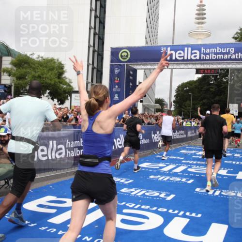 29.06.2025 - hella hamburg halbmarathon Michael Strokosch http://msf.ph/oto/8249629 29.06.2025 10:57:59 Ziel 1200, 2025, 2806, 2883, 3093, 3575, 7138, 7159, 7189, 9820, 11394, 12378, 13376, 13465, 14881, 15349, 16517, 17543, 18492, 18762 meine-sportfotos.de