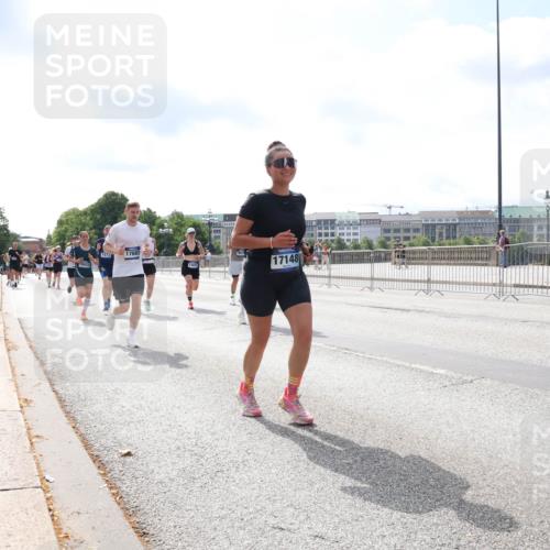 29.06.2025 - hella hamburg halbmarathon Lena Gebhardt http://msf.ph/oto/8249636 29.06.2025 10:10:21 Lombardsbrücke 1548, 1573, 3921, 4592, 5182, 5440, 5511, 7042, 7081, 7250, 7333, 7636, 7685, 8219, 8890, 9366, 9434, 9674, 9681, 9816, 10036, 10943, 11027, 11180, 11887, 11904, 11905, 12008, 12567, 12629, 13797, 13825, 13901, 14679, 14822, 15409, 16166, 16344, 16445, 16639, 16872, 17148, 17730, 18196, 18707, 19023 meine-sportfotos.de