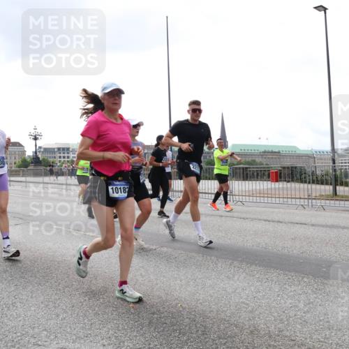 29.06.2025 - hella hamburg halbmarathon Lena Gebhardt http://msf.ph/oto/8249660 29.06.2025 10:45:38 Lombardsbrücke 1033, 1060, 1085, 1100, 1104, 1421, 1426, 1555, 1713, 1798, 1854, 1983, 2008, 2216, 2217, 2522, 2550, 2657, 2664, 2917, 2954, 2965, 2973, 3160, 3164, 3357, 3377, 3879, 3993, 4099, 4102, 4104, 4186, 4224, 4306, 4317, 4388, 4504, 4572, 4820, 4851, 5044, 5099, 5108, 5339, 5635, 5636, 5949, 6133, 6150, 6623, 6763, 6788, 6911, 6922, 6980, 7268, 7283, 7356, 7530, 7541, 7859, 8605, 8745, 9120, 9121, 9620, 10030, 10182, 10225, 10327, 10329, 10367, 10511, 11314 meine-sportfotos.de
