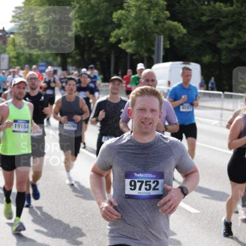 29.06.2025 - hella hamburg halbmarathon Jannik Wohlers http://msf.ph/oto/8249665 29.06.2025 09:56:12 Lombardsbrücke 1460, 1496, 1628, 1833, 1877, 2013, 2058, 2082, 2208, 2378, 2771, 2953, 2996, 3256, 3296, 4065, 4404, 4711, 4833, 5839, 5978, 6286, 6511, 6512, 6561, 6562, 7383, 7475, 8261, 8361, 8587, 8618, 8921, 9597, 9638, 9695, 9752, 9793, 9820, 10508, 10891, 11018, 11124, 11231, 11455, 11459, 11809, 11961, 12490, 12545, 12584, 13211, 13394, 13688, 14198, 14286, 14408, 14526, 14990, 14994, 15149, 15427, 15818, 16375 meine-sportfotos.de