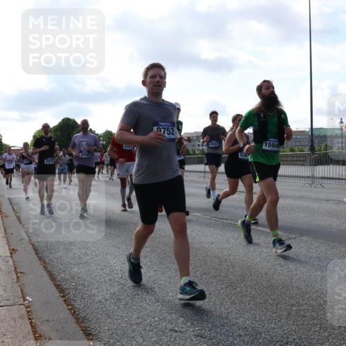 29.06.2025 - hella hamburg halbmarathon Lena Gebhardt http://msf.ph/oto/8249672 29.06.2025 09:56:39 Lombardsbrücke 1452, 1460, 1496, 1499, 1592, 1628, 1833, 1877, 2013, 2058, 2074, 2082, 2208, 2340, 2378, 2396, 2771, 2878, 2953, 2996, 3256, 3296, 3310, 3652, 4065, 4077, 4377, 4404, 4635, 4711, 4833, 4897, 5169, 5194, 5482, 5600, 5607, 5839, 5978, 6033, 6168, 6286, 6377, 6511, 6512, 6561, 6562, 7176, 7178, 7383, 7475, 7583, 7943, 8261, 8361, 8514, 8572, 8587, 8618, 8661, 8710, 8863, 8921, 8968, 8996, 9082, 9246, 9497, 9537, 9597, 9638, 10596 meine-sportfotos.de