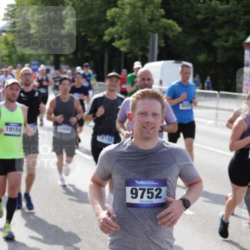 29.06.2025 - hella hamburg halbmarathon Jannik Wohlers http://msf.ph/oto/8249688 29.06.2025 09:56:12 Lombardsbrücke 1460, 1496, 1628, 1833, 1877, 2013, 2058, 2082, 2208, 2378, 2771, 2953, 2996, 3256, 3296, 4065, 4404, 4711, 4833, 5839, 5978, 6286, 6511, 6512, 6561, 6562, 7383, 7475, 8261, 8361, 8587, 8618, 8921, 9597, 9638, 9695, 9752, 9793, 9820, 10508, 10891, 11018, 11124, 11231, 11455, 11459, 11809, 11961, 12490, 12545, 12584, 13211, 13394, 13688, 14198, 14286, 14408, 14526, 14990, 14994, 15149, 15427, 15818, 16375 meine-sportfotos.de
