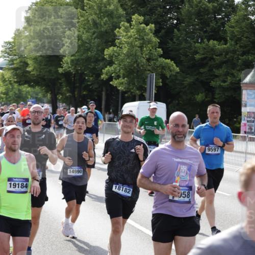 29.06.2025 - hella hamburg halbmarathon Jannik Wohlers http://msf.ph/oto/8249707 29.06.2025 09:56:12 Lombardsbrücke 1460, 1496, 1628, 1833, 1877, 2013, 2058, 2082, 2208, 2378, 2771, 2953, 2996, 3256, 3296, 4065, 4404, 4711, 4833, 5839, 5978, 6286, 6511, 6512, 6561, 6562, 7383, 7475, 8261, 8361, 8587, 8618, 8921, 9597, 9638, 9695, 9752, 9793, 9820, 10508, 10891, 11018, 11124, 11231, 11455, 11459, 11809, 11961, 12490, 12545, 12584, 13211, 13394, 13688, 14198, 14286, 14408, 14526, 14990, 14994, 15149, 15427, 15818, 16375 meine-sportfotos.de