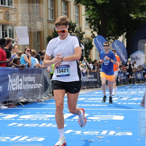 29.06.2025 - hella hamburg halbmarathon Strokosch-Dieckow http://msf.ph/oto/8249716 29.06.2025 10:39:58 Ziel 1603, 2563, 2826, 3626, 4766, 5050, 5375, 6080, 6149, 7981, 8467, 8574, 11714, 12091, 13514, 15421, 15424, 15813, 17973 meine-sportfotos.de