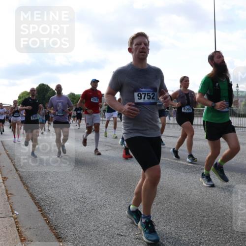 29.06.2025 - hella hamburg halbmarathon Lena Gebhardt http://msf.ph/oto/8249732 29.06.2025 09:56:39 Lombardsbrücke 1452, 1460, 1496, 1499, 1592, 1628, 1833, 1877, 2013, 2058, 2074, 2082, 2208, 2340, 2378, 2396, 2771, 2878, 2953, 2996, 3256, 3296, 3310, 3652, 4065, 4077, 4377, 4404, 4635, 4711, 4833, 4897, 5169, 5194, 5482, 5600, 5607, 5839, 5978, 6033, 6168, 6286, 6377, 6511, 6512, 6561, 6562, 7176, 7178, 7383, 7475, 7583, 7943, 8261, 8361, 8514, 8572, 8587, 8618, 8661, 8710, 8863, 8921, 8968, 8996, 9082, 9246, 9497, 9537, 9597, 9638, 10596 meine-sportfotos.de