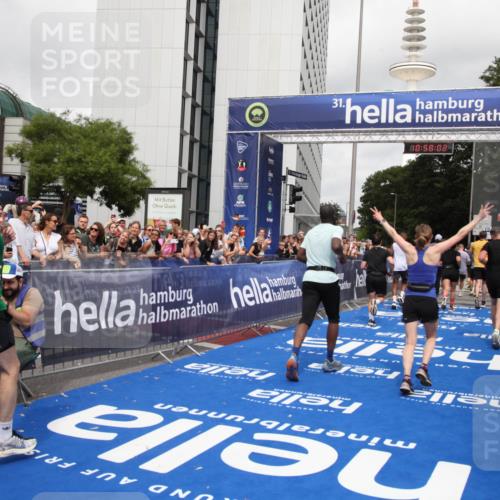 29.06.2025 - hella hamburg halbmarathon Michael Strokosch http://msf.ph/oto/8249743 29.06.2025 10:58:01 Ziel 1200, 2025, 2883, 3093, 3575, 4579, 6531, 7138, 7159, 7189, 8089, 9820, 11394, 12378, 13376, 13465, 14881, 15090, 15349, 15527, 17543, 18762 meine-sportfotos.de
