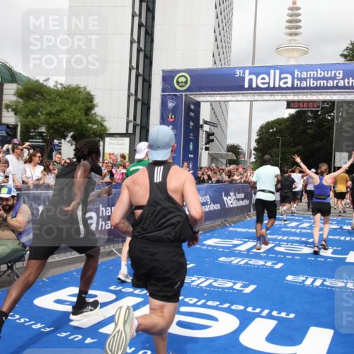 29.06.2025 - hella hamburg halbmarathon Michael Strokosch http://msf.ph/oto/8249781 29.06.2025 10:58:01 Ziel 1200, 2025, 2883, 3093, 3575, 4579, 6531, 7138, 7159, 7189, 8089, 9820, 11394, 12378, 13376, 13465, 14881, 15090, 15349, 15527, 17543, 18762 meine-sportfotos.de