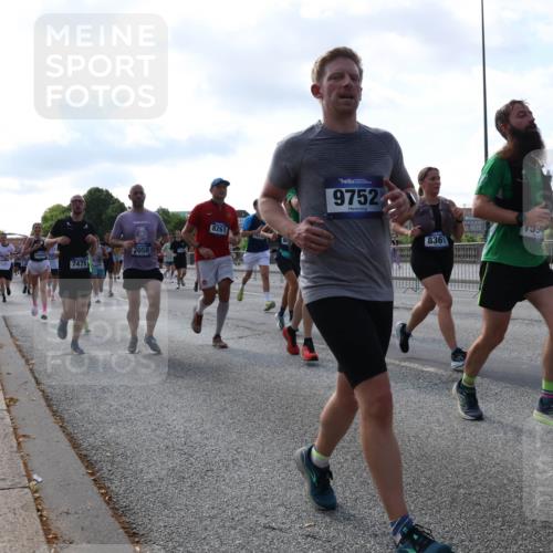 29.06.2025 - hella hamburg halbmarathon Lena Gebhardt http://msf.ph/oto/8249820 29.06.2025 09:56:39 Lombardsbrücke 1452, 1460, 1496, 1499, 1592, 1628, 1833, 1877, 2013, 2058, 2074, 2082, 2208, 2340, 2378, 2396, 2771, 2878, 2953, 2996, 3256, 3296, 3310, 3652, 4065, 4077, 4377, 4404, 4635, 4711, 4833, 4897, 5169, 5194, 5482, 5600, 5607, 5839, 5978, 6033, 6168, 6286, 6377, 6511, 6512, 6561, 6562, 7176, 7178, 7383, 7475, 7583, 7943, 8261, 8361, 8514, 8572, 8587, 8618, 8661, 8710, 8863, 8921, 8968, 8996, 9082, 9246, 9497, 9537, 9597, 9638, 10596 meine-sportfotos.de