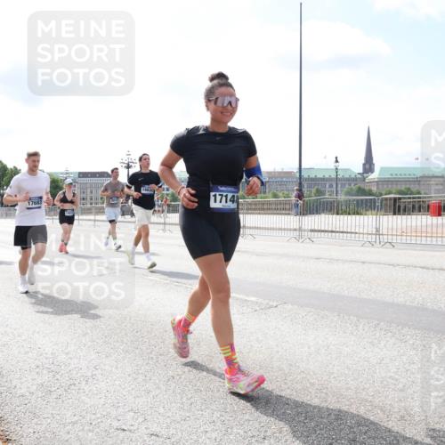 29.06.2025 - hella hamburg halbmarathon Lena Gebhardt http://msf.ph/oto/8249827 29.06.2025 10:10:21 Lombardsbrücke 1548, 1573, 3921, 4592, 5182, 5440, 5511, 7042, 7081, 7250, 7333, 7636, 7685, 8219, 8890, 9366, 9434, 9674, 9681, 9816, 10036, 10943, 11027, 11180, 11887, 11904, 11905, 12008, 12567, 12629, 13797, 13825, 13901, 14679, 14822, 15409, 16166, 16344, 16445, 16639, 16872, 17148, 17730, 18196, 18707, 19023 meine-sportfotos.de