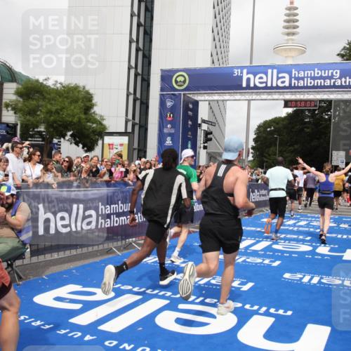 29.06.2025 - hella hamburg halbmarathon Michael Strokosch http://msf.ph/oto/8249832 29.06.2025 10:58:02 Ziel 1200, 2025, 3093, 3141, 3575, 4579, 6531, 7138, 7159, 7189, 8089, 10036, 11394, 11832, 12378, 12773, 13376, 13465, 14881, 15090, 15349, 15527, 17543, 18762 meine-sportfotos.de