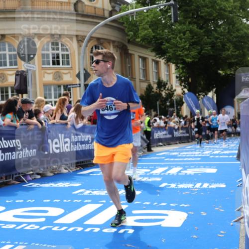 29.06.2025 - hella hamburg halbmarathon Strokosch-Dieckow http://msf.ph/oto/8249866 29.06.2025 10:40:01 Ziel 2826, 3626, 5007, 5050, 5375, 5508, 6080, 7981, 8467, 8574, 8933, 12091, 13514, 15421, 15424, 17973 meine-sportfotos.de