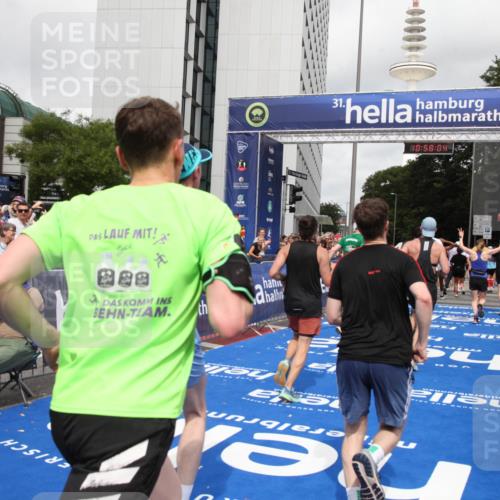 29.06.2025 - hella hamburg halbmarathon Michael Strokosch http://msf.ph/oto/8249882 29.06.2025 10:58:02 Ziel 1200, 2025, 3093, 3141, 3575, 4579, 6531, 7138, 7159, 7189, 8089, 10036, 11394, 11832, 12378, 12773, 13376, 13465, 14881, 15090, 15349, 15527, 17543, 18762 meine-sportfotos.de