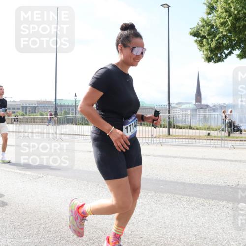 29.06.2025 - hella hamburg halbmarathon Lena Gebhardt http://msf.ph/oto/8249905 29.06.2025 10:10:22 Lombardsbrücke 1548, 1573, 3921, 5182, 5440, 5511, 7042, 7081, 7250, 7333, 7636, 7685, 8219, 8890, 9366, 9434, 9674, 9681, 9816, 10036, 10943, 11027, 11180, 11887, 11904, 11905, 12008, 12567, 12629, 13797, 13825, 13901, 14679, 14822, 15409, 16166, 16344, 16445, 16639, 16872, 17148, 17730, 18196, 18707, 19023 meine-sportfotos.de
