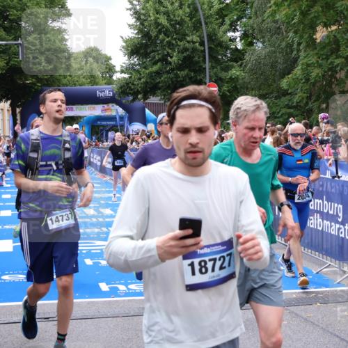 29.06.2025 - hella hamburg halbmarathon Zöllner http://msf.ph/oto/8249912 29.06.2025 10:57:55 Ziel 2034, 2806, 2883, 3575, 5391, 7138, 7159, 7269, 9820, 10599, 10703, 11394, 12523, 13376, 14737, 14881, 15349, 16517, 17543, 18492 meine-sportfotos.de