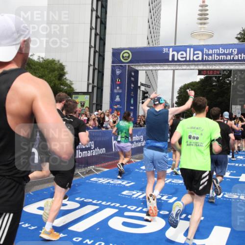 29.06.2025 - hella hamburg halbmarathon Michael Strokosch http://msf.ph/oto/8249945 29.06.2025 10:58:03 Ziel 1200, 2025, 3093, 3141, 3575, 4579, 6531, 7138, 7159, 7189, 8089, 10036, 11394, 11832, 12378, 12773, 13465, 14881, 15090, 15349, 15527, 18762 meine-sportfotos.de