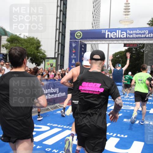 29.06.2025 - hella hamburg halbmarathon Michael Strokosch http://msf.ph/oto/8249989 29.06.2025 10:58:04 Ziel 1200, 2025, 3093, 3141, 3575, 4579, 6531, 6892, 7159, 7189, 8089, 10036, 11394, 11832, 12378, 12773, 13465, 14881, 15090, 15349, 15527, 18762 meine-sportfotos.de