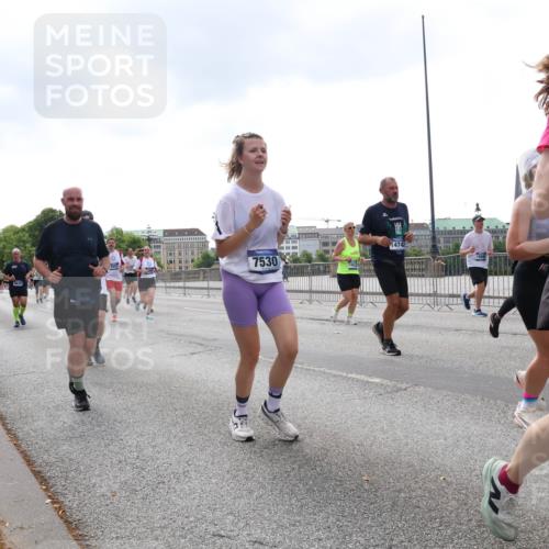 29.06.2025 - hella hamburg halbmarathon Lena Gebhardt http://msf.ph/oto/8250006 29.06.2025 10:45:39 Lombardsbrücke 1033, 1060, 1085, 1100, 1104, 1421, 1426, 1555, 1713, 1798, 1854, 1983, 2008, 2216, 2217, 2522, 2550, 2657, 2664, 2917, 2954, 2965, 2973, 3160, 3164, 3357, 3377, 3879, 3993, 4099, 4102, 4104, 4186, 4224, 4306, 4317, 4388, 4504, 4572, 4820, 4851, 5044, 5099, 5108, 5339, 5635, 5636, 5949, 6133, 6150, 6333, 6623, 6763, 6788, 6911, 6922, 6980, 7268, 7283, 7356, 7530, 7541, 7859, 8605, 8745, 9120, 9121, 9620, 10030, 10182, 10225, 10327, 10329, 10367, 10511, 11314 meine-sportfotos.de