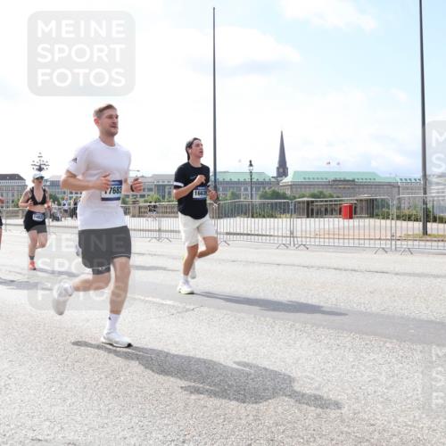 29.06.2025 - hella hamburg halbmarathon Lena Gebhardt http://msf.ph/oto/8250051 29.06.2025 10:10:22 Lombardsbrücke 1548, 1573, 3921, 5182, 5440, 5511, 7042, 7081, 7250, 7333, 7636, 7685, 8219, 8890, 9366, 9434, 9674, 9681, 9816, 10036, 10943, 11027, 11180, 11887, 11904, 11905, 12008, 12567, 12629, 13797, 13825, 13901, 14679, 14822, 15409, 16166, 16344, 16445, 16639, 16872, 17148, 17730, 18196, 18707, 19023 meine-sportfotos.de
